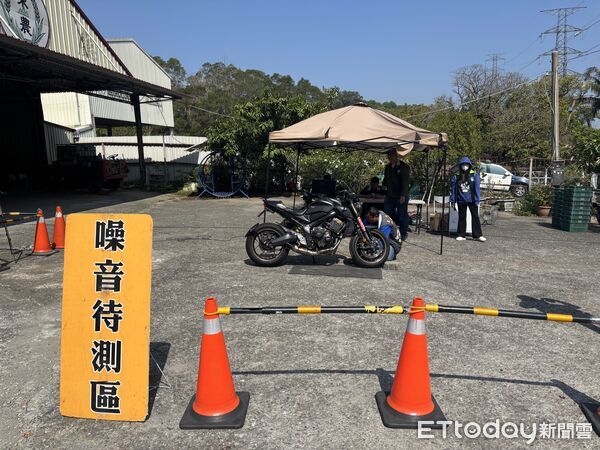 ▲白河警分局會同交通警察大隊、新營監理站與環保局，在東山174線執行聯合稽查勤務。（記者林東良翻攝，下同）