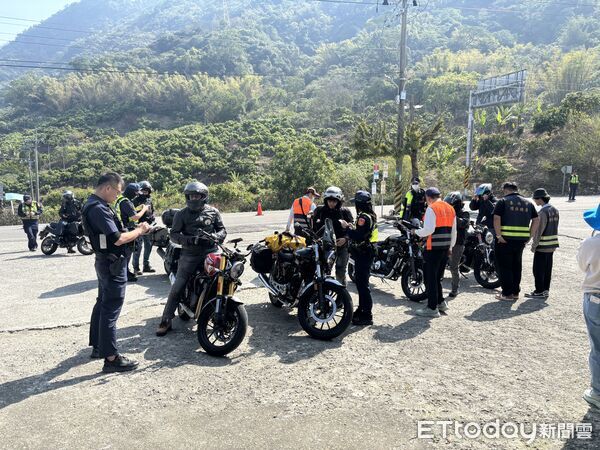 ▲白河警分局會同交通警察大隊、新營監理站與環保局，在東山174線執行聯合稽查勤務。（記者林東良翻攝，下同）