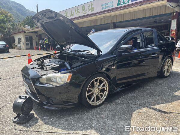 ▲白河警分局會同交通警察大隊、新營監理站與環保局，在東山174線執行聯合稽查勤務。（記者林東良翻攝，下同）