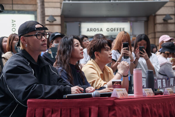 ▲▼ 丁噹和蕭景鴻舉辦〈可以是朋友〉KTV歌唱大賽。（圖／相信音樂提供）