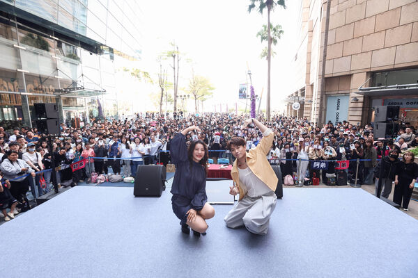 ▲▼ 丁噹和蕭景鴻舉辦〈可以是朋友〉KTV歌唱大賽。（圖／相信音樂提供）