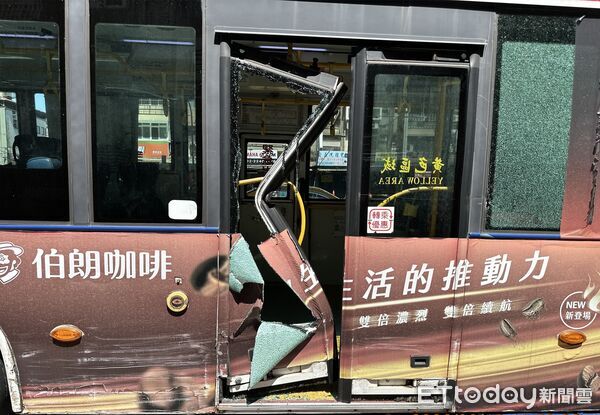 ▲▼大貨車與公車擦撞，造成公車後門變形毀壞             。（圖／記者陳以昇翻攝）