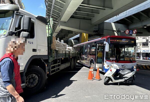 ▲▼大貨車與公車擦撞，造成公車後門變形毀壞             。（圖／記者陳以昇翻攝）