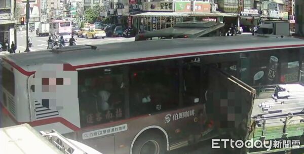 ▲▼大貨車與公車擦撞，造成公車後門變形毀壞             。（圖／記者陳以昇翻攝）