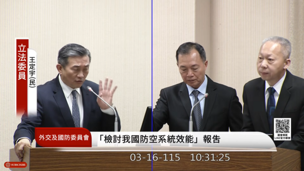 ▲民進黨立委王定宇16日質詢國防部副部長鍾樹明（中）、中科院長李世強。（圖／翻攝自YouTube／國會頻道）