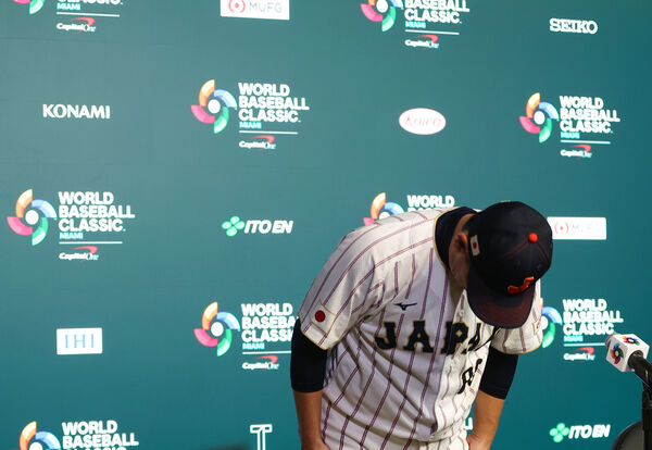 ▲WBC日本隊井端弘和在記者會上鞠躬。（圖／達志影像／美聯社）