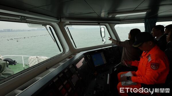 ▲▼管碧玲赴檳榔嶼勘查蚵架現況。（圖／中華民國海洋委員會提供）