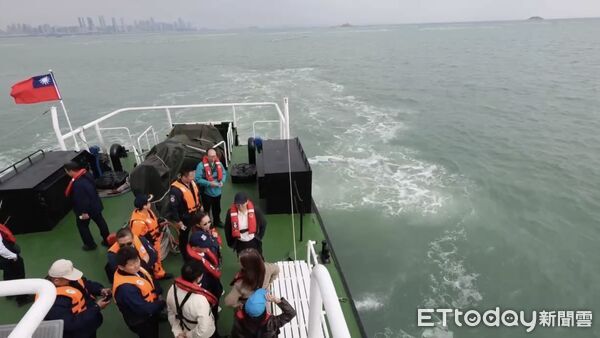 ▲▼管碧玲赴檳榔嶼勘查蚵架現況。（圖／中華民國海洋委員會提供）