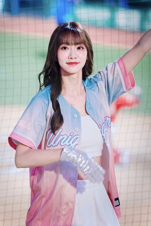 ▲侯芳(前排右一)在東京與韓國啦啦隊成員朴淡備(前排右二)相見歡。。（圖／翻攝侯方IG）