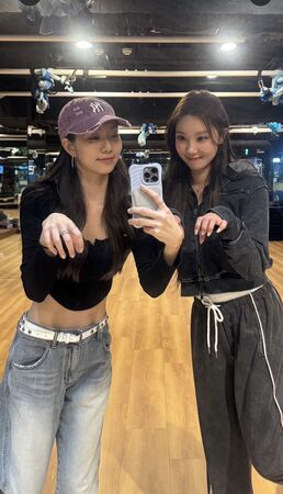 ▲侯芳(前排右一)在東京與韓國啦啦隊成員朴淡備(前排右二)相見歡。。（圖／翻攝侯方IG）