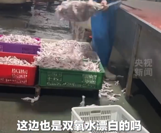 ▲▼男子稱長期吃315曝光雙氧水漂白雞爪後便血。（圖／翻攝自微博）