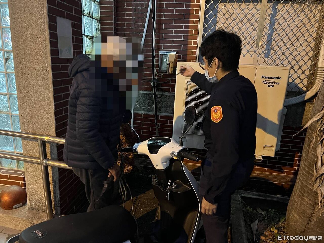 電動車半路沒電79歲翁衝進派出所 東港警借電供茶水救援