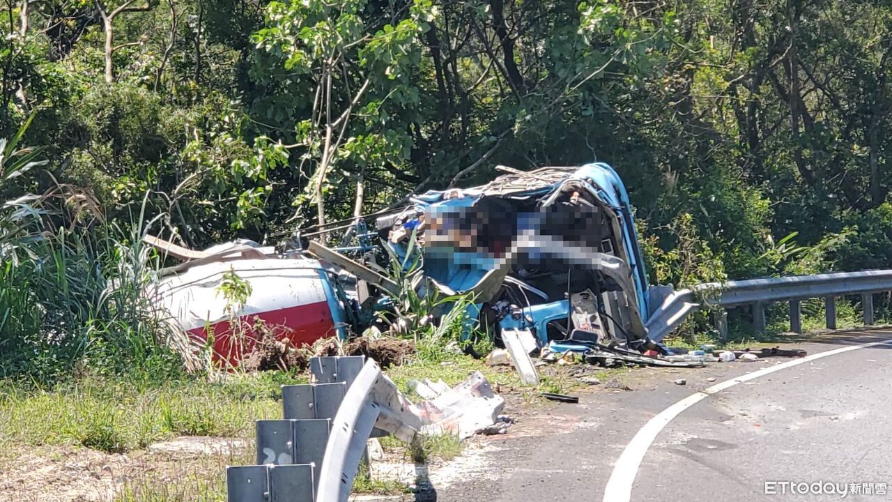 快訊/國3甲水泥車翻覆! 車頭全爛「駕駛臟器外露嵌車內」慘死
