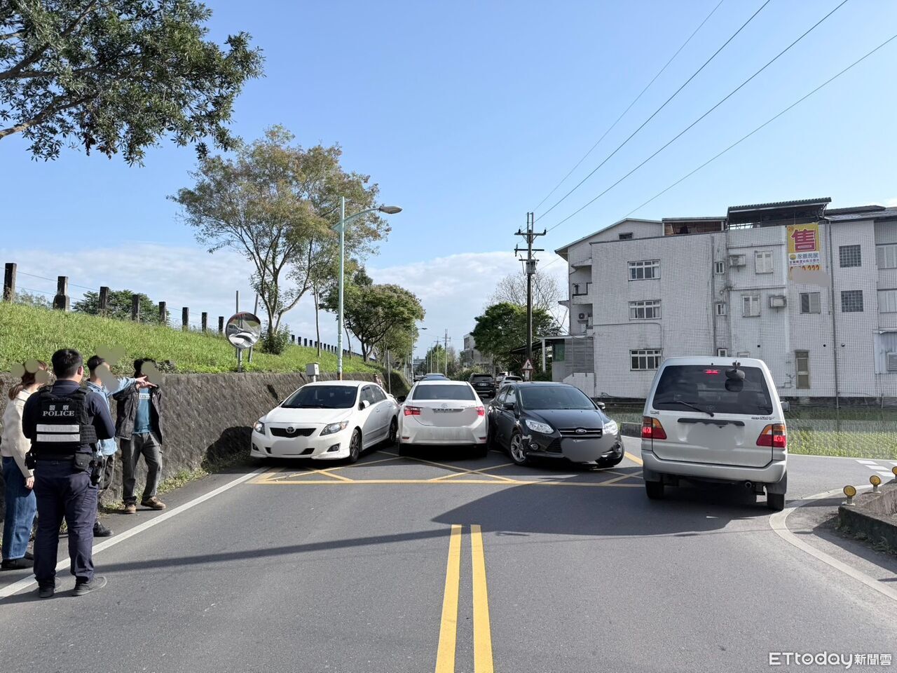 羅東堤防路口「三車對決」塞滿路面卡死交通 網譏:拍電影嗎?