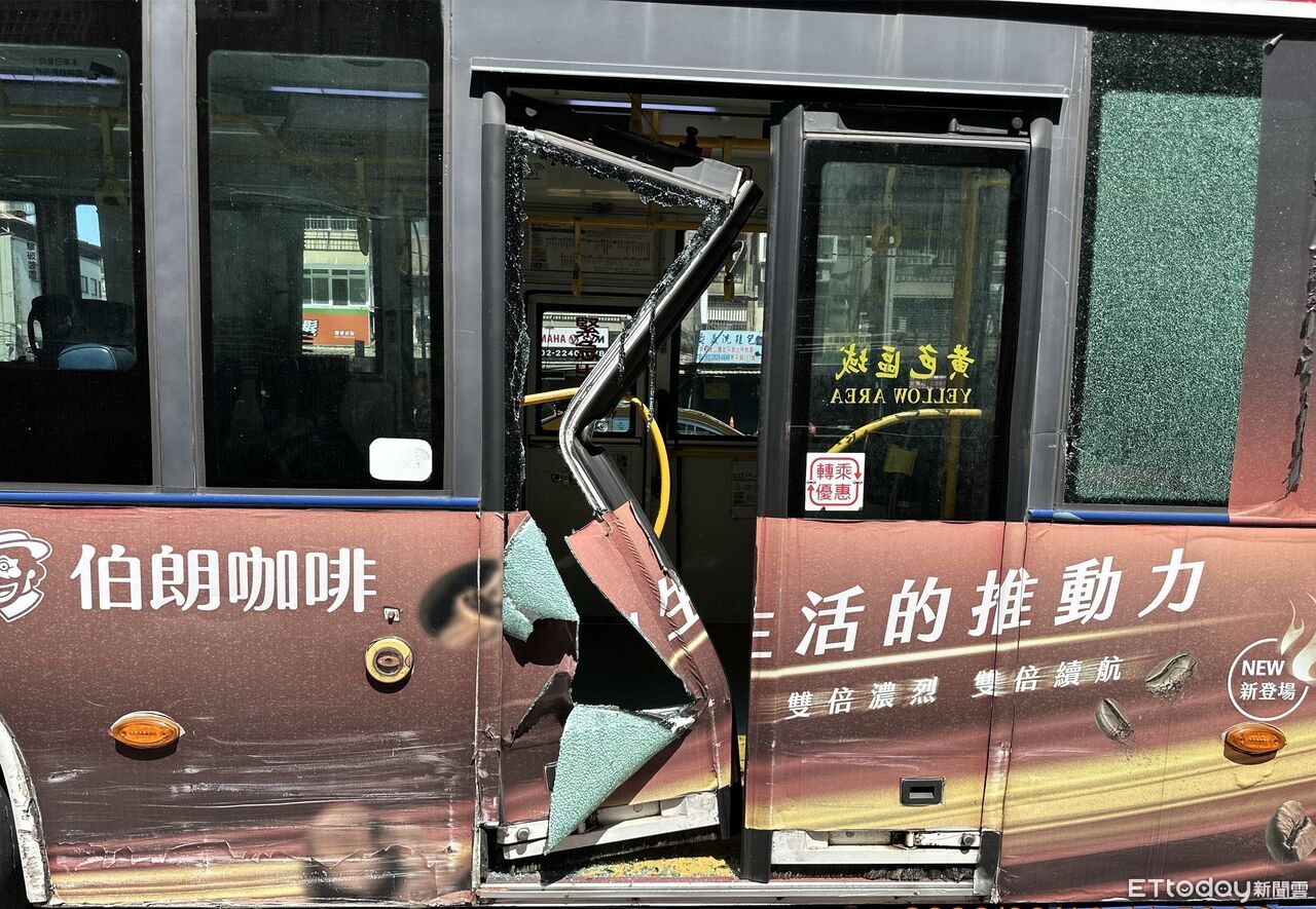 快訊/新北貨車右轉外輪差!碰撞「公車門慘成M型」 乘客嚇壞大叫