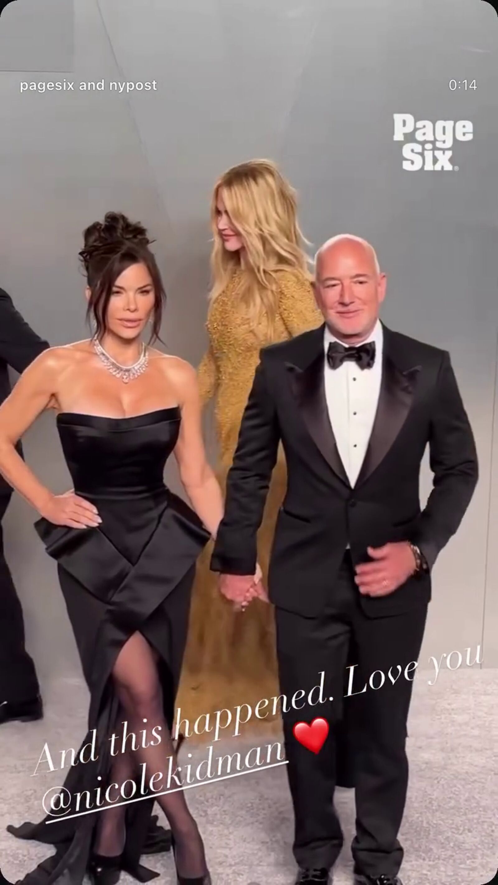 貝佐斯與桑切斯擺姿勢拍照，妮可基嫚從背後走過，意外搶鏡。（翻攝laurensanchezbezos IG）