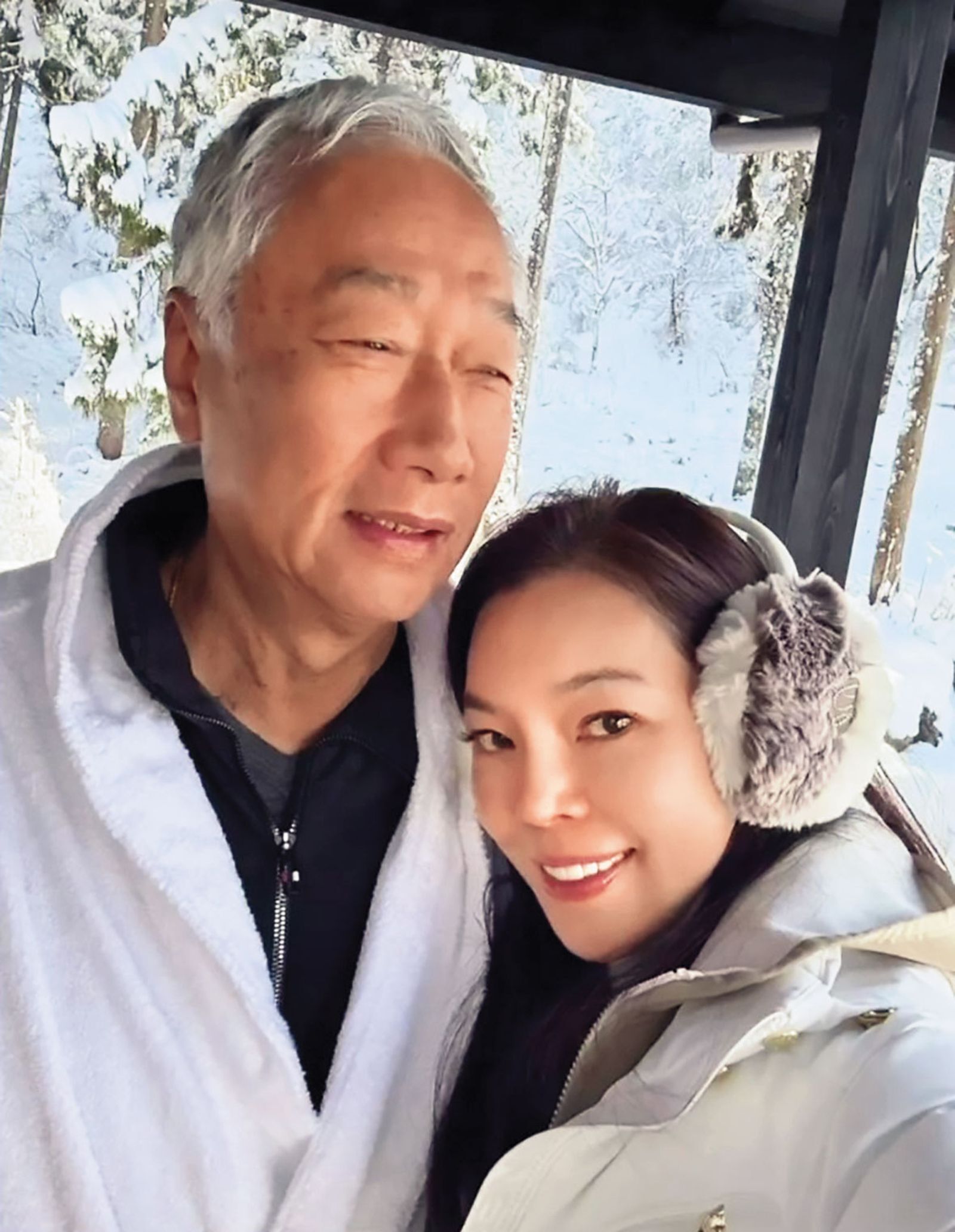 鴻海集團創辦人郭台銘（左）與夫人曾馨瑩（右）去年底一起赴日本滑雪。（翻攝曾馨瑩IG）