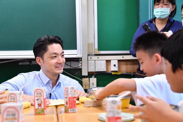 ▲▼台北市長蔣萬安拍板下學年起，國中小營養午餐免費。（圖／翻攝自蔣萬安臉書）