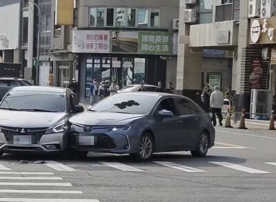 按喇叭變「暴力碰碰車」！高雄街頭毀滅式衝撞4人掛彩