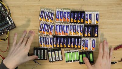 電腦用64顆乾電池能開機？神人瘋狂挑戰　運行30分鐘還能玩遊戲