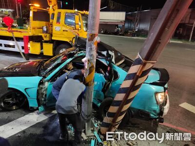 快訊／高雄轎車失控自撞電桿　2人胸腔骨折、肋骨斷裂送醫