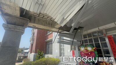 金門金湖警分局大門口「天花板突崩落」　砸中吉祥物！