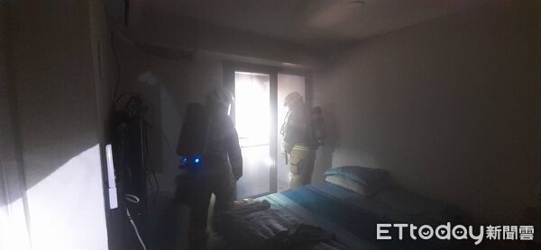 ▲台南中西區民宅冷氣室外機冒煙，消防人員到場處置排除危機。（記者林東良翻攝，下同）