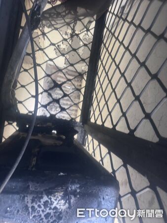 ▲台南中西區民宅冷氣室外機冒煙，消防人員到場處置排除危機。（記者林東良翻攝，下同）
