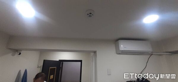 ▲台南中西區民宅冷氣室外機冒煙，消防人員到場處置排除危機。（記者林東良翻攝，下同）