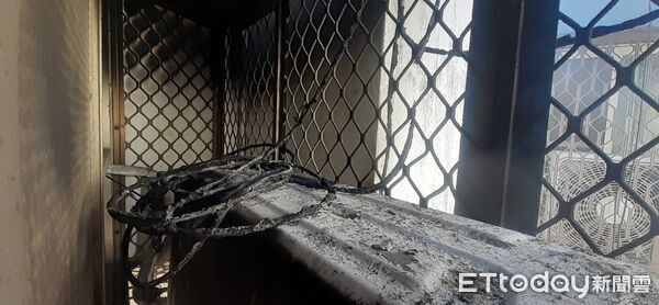 ▲台南中西區民宅冷氣室外機冒煙，消防人員到場處置排除危機。（記者林東良翻攝，下同）
