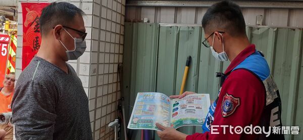 ▲台南中西區民宅冷氣室外機冒煙，消防人員到場處置排除危機。（記者林東良翻攝，下同）