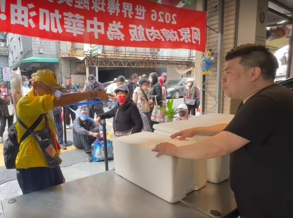 ▲阿泉爌肉飯兌現祭品文送爌肉飯，勇腳伯沒領到或大與業者理論。（圖／民眾提供）