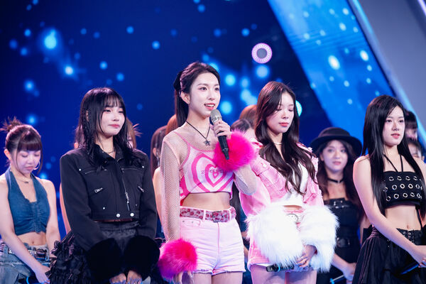 ▲▼「北醫正妹」吳若湄（中）在演出中揉合創意魔術獲讚             。（圖／華視提供）