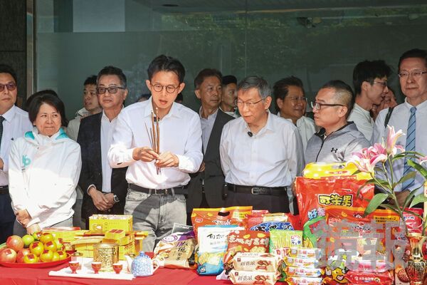 白營抱怨黃國昌新北競選行程少得可憐，白營媒體群組更常出現黃國昌無行程、卸任主席柯文哲卻行程滿檔的諷刺現象。（鏡報董孟航）