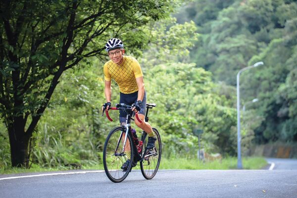 退休後「入坑」三鐵的郝旭烈，將運動、投資合而為一，靠的是「不挑」的規律訓練。（郝旭烈提供）