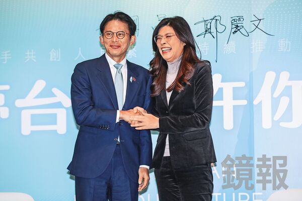 國民黨主席鄭麗文（右）、民眾黨主席黃國昌（左）14日宣布藍白共同政見，兩陣營縣市長整合已進入深水區。（鏡報鄒保祥）