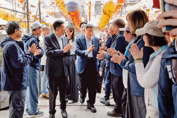 身陷官司的白營卸任主席柯文哲（中），週末行程常常比現任主席黃國昌還滿。（翻攝柯文哲臉書）