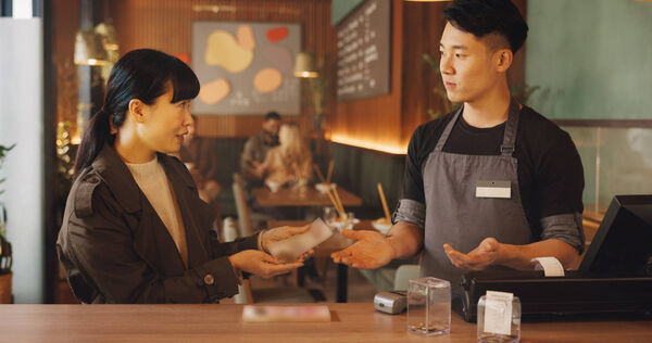 雙北地區近期再度傳出有女子前往店家消費，以千元大鈔要求店家找零，卻聲稱店家未給500元，事後店家調閱監視器才發現女子迅速將500元藏起。（圖／AI示意圖）