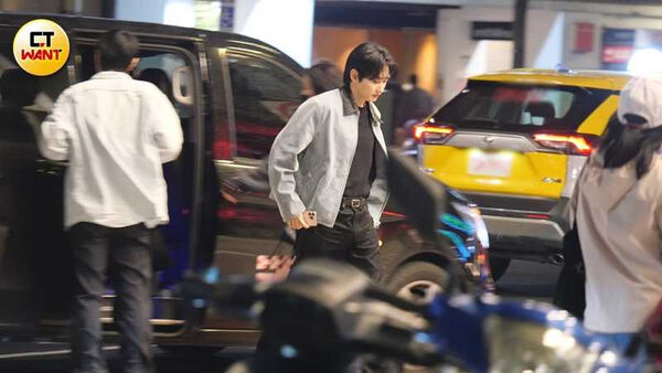 台韓合作拚收視1／SJ銀赫來台收工行程曝光　嗑燒肉後逛小7掃兩大袋戰利品