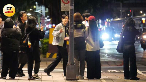 台韓合作拚收視1／SJ銀赫來台收工行程曝光　嗑燒肉後逛小7掃兩大袋戰利品