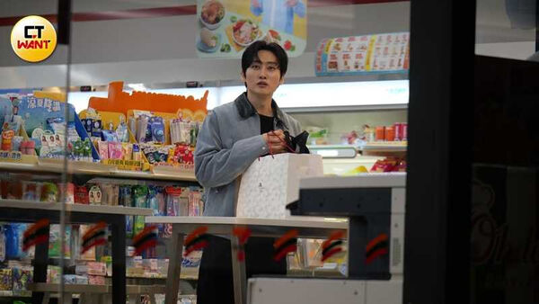 台韓合作拚收視1／SJ銀赫來台收工行程曝光　嗑燒肉後逛小7掃兩大袋戰利品