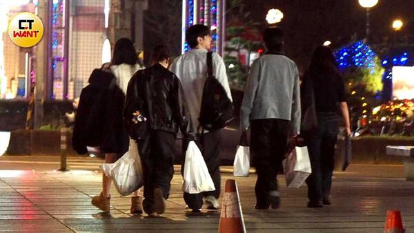 台韓合作拚收視1／SJ銀赫來台收工行程曝光　嗑燒肉後逛小7掃兩大袋戰利品