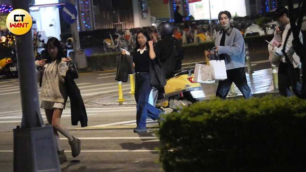 台韓合作拚收視1／SJ銀赫來台收工行程曝光　嗑燒肉後逛小7掃兩大袋戰利品