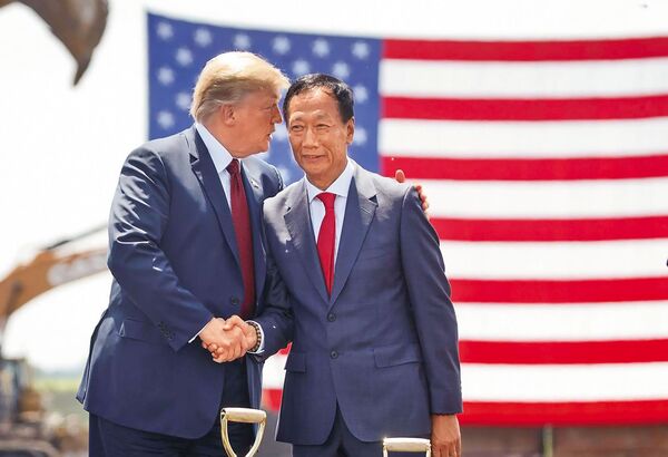 鴻海集團創辦人郭台銘（右）當年前往美國華府會見美國總統川普（左），就是搭乘自有私人飛機。（東方IC）