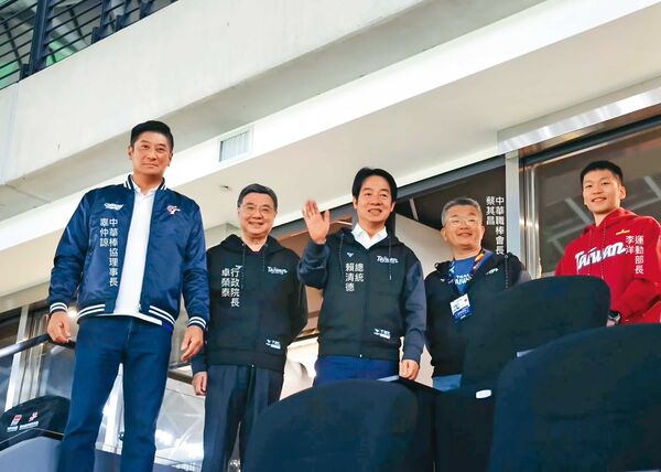 賴總統日前首度前往台北大巨蛋台日棒球交流賽觀戰。（翻攝中華棒協臉書）