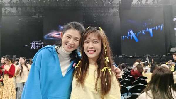 ▲▼人氣主播蘇宗怡飛大陸杭州看劉宇寧演唱會，現場巧遇東森氣象主播王淑麗。（圖／翻攝自臉書）