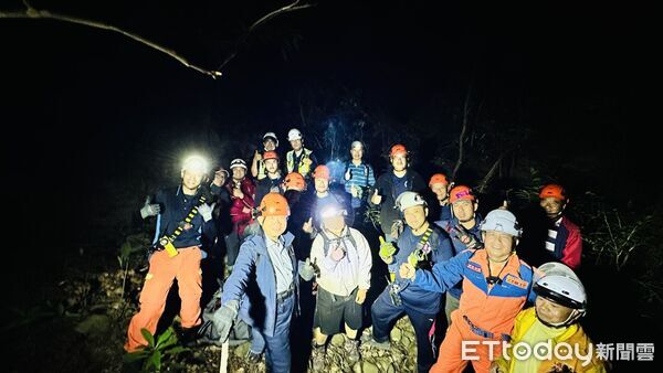 ▲林姓女子獨自前往古道健行，不慎滑落邊坡，30名救援人員摸黑10小時完成搜救工作。（圖／記者楊永盛翻攝）