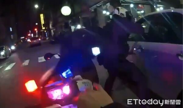 ▲又是毒駕！高雄深夜警匪追逐引側目　2通緝犯遭圍捕栽了。（圖／記者許宥孺翻攝）