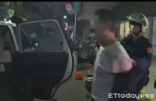 ▲又是毒駕！高雄深夜警匪追逐引側目　2通緝犯遭圍捕栽了。（圖／記者許宥孺翻攝）
