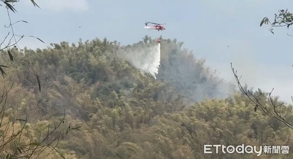 ▲▼ 鄰近黃蝶翠谷！高雄美濃雜草燒成山林火警　消防灌救一天一夜撲滅。（圖／記者賴文萱翻攝）